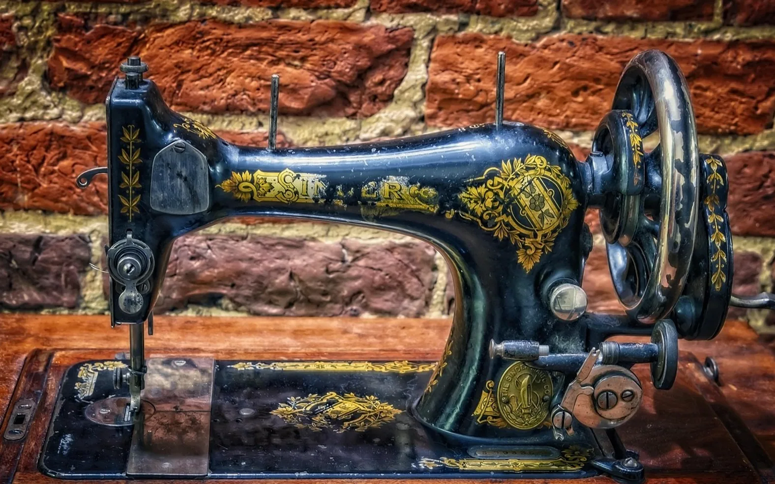 Sewing machine, singer and old